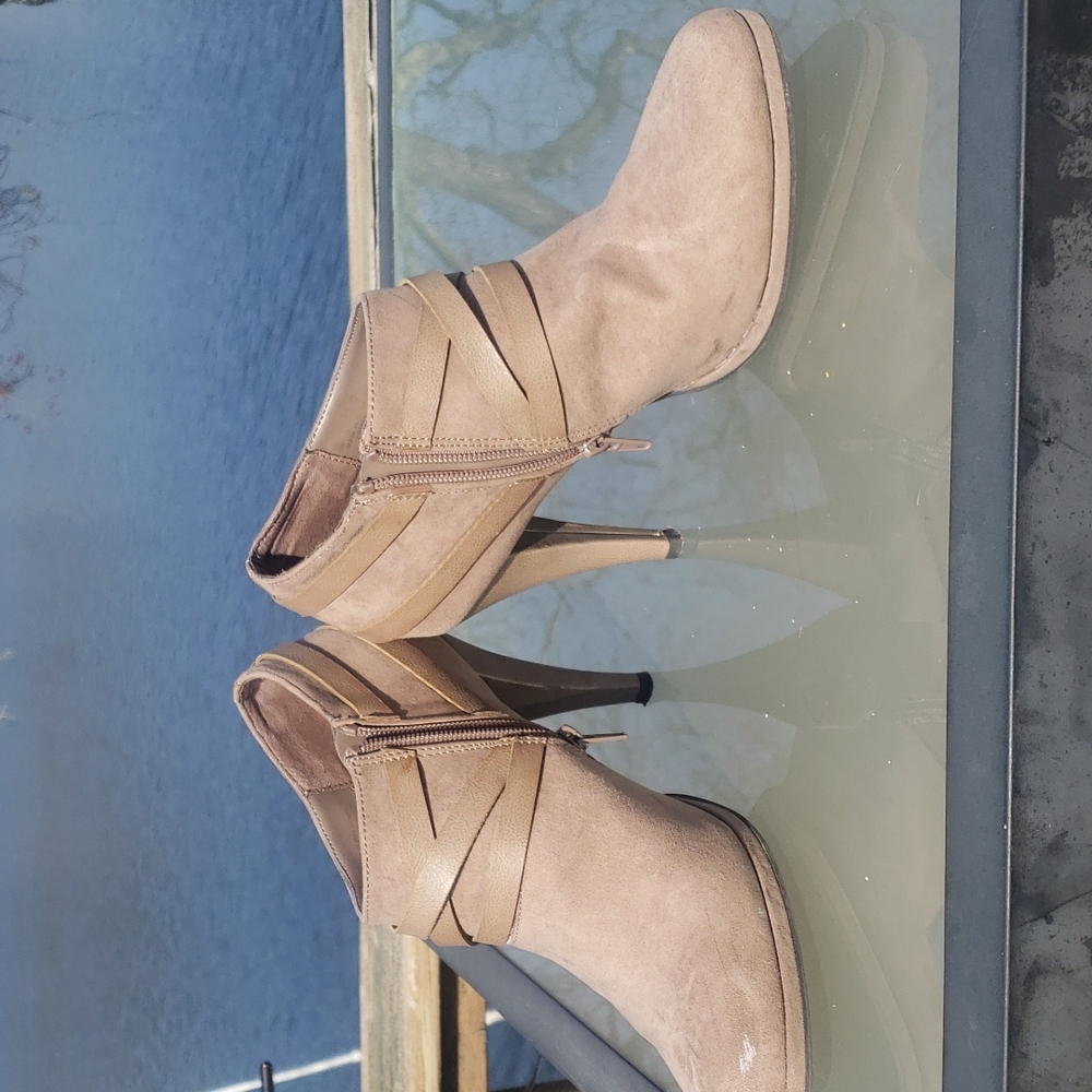 Fergalicious Size 10 women's booties